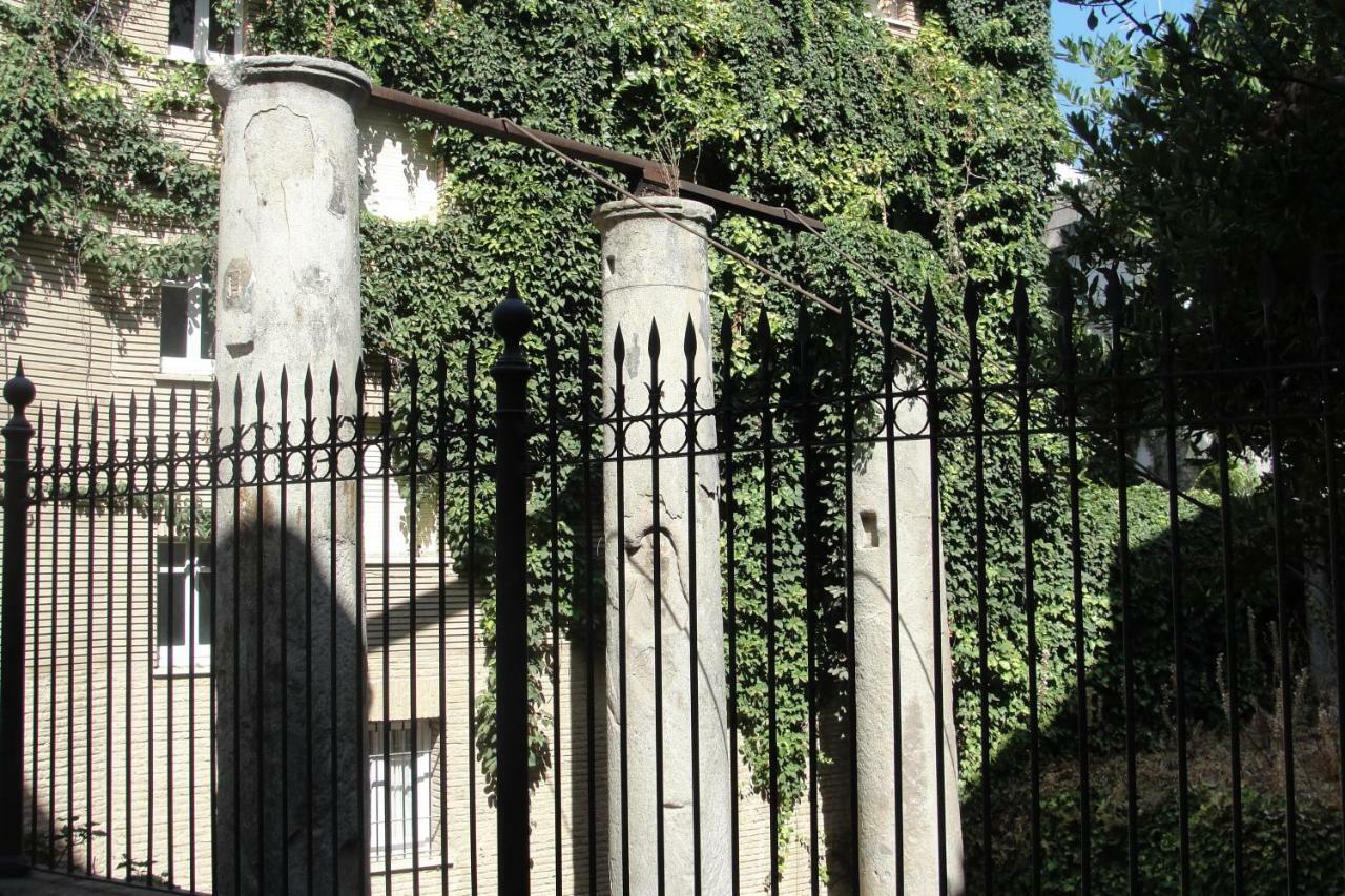 Mar2 - Las Columnas De Adriano Sevilla Bagian luar foto