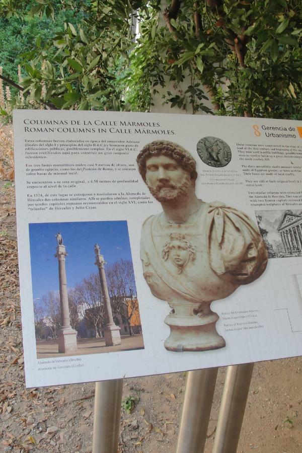 Mar2 - Las Columnas De Adriano Sevilla Bagian luar foto